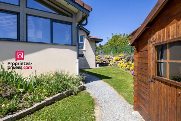 Maison contemporaine avec piscine et vue dégagée