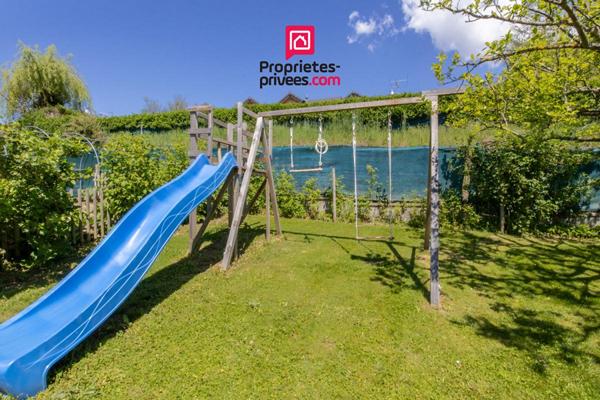 Maison contemporaine avec piscine et vue dégagée