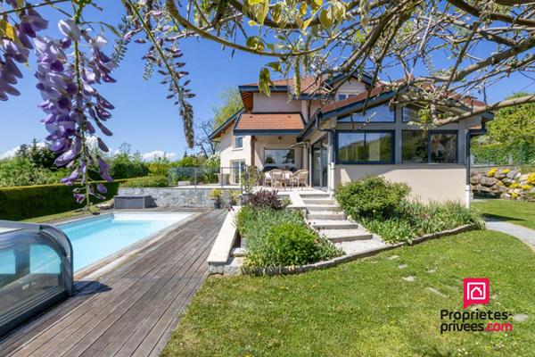 Maison contemporaine avec piscine et vue dégagée
