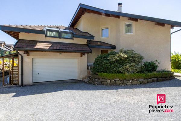Maison contemporaine avec piscine et vue dégagée