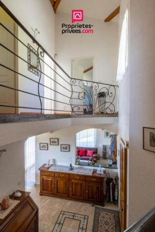 Maison contemporaine avec piscine et vue dégagée