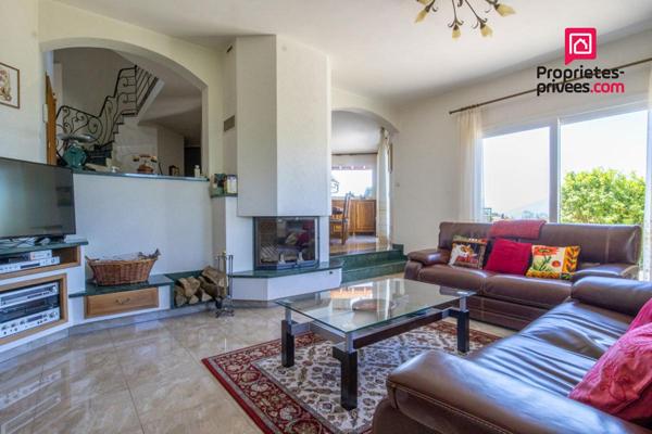 Maison contemporaine avec piscine et vue dégagée