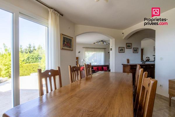 Maison contemporaine avec piscine et vue dégagée