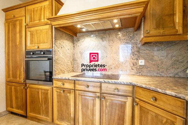 Maison contemporaine avec piscine et vue dégagée