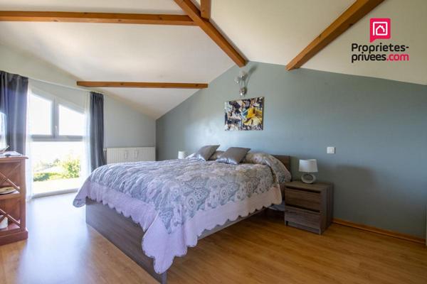 Maison contemporaine avec piscine et vue dégagée