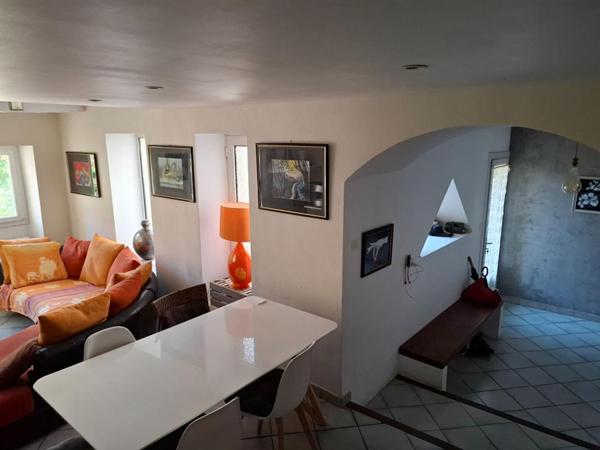 MAISON DE VILLAGE AVEC COUR INTERIEURE ET TERRASSE  7 PIECES (5 CHAMBRES) 160 m²