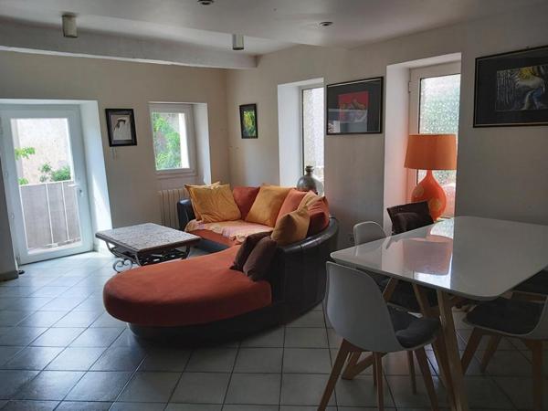 MAISON DE VILLAGE AVEC COUR INTERIEURE ET TERRASSE  7 PIECES (5 CHAMBRES) 160 m²