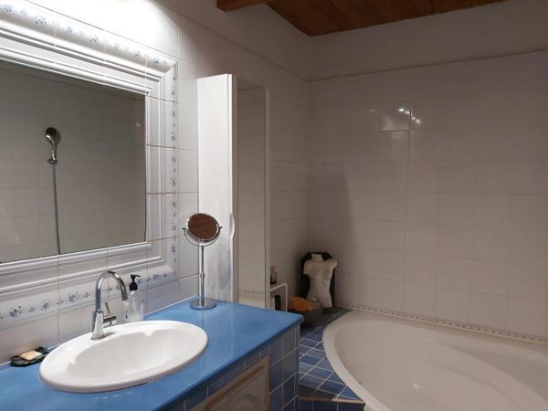 MAISON DE VILLAGE AVEC COUR INTERIEURE ET TERRASSE  7 PIECES (5 CHAMBRES) 160 m²