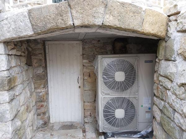 MAISON DE VILLAGE AVEC COUR INTERIEURE ET TERRASSE  7 PIECES (5 CHAMBRES) 160 m²