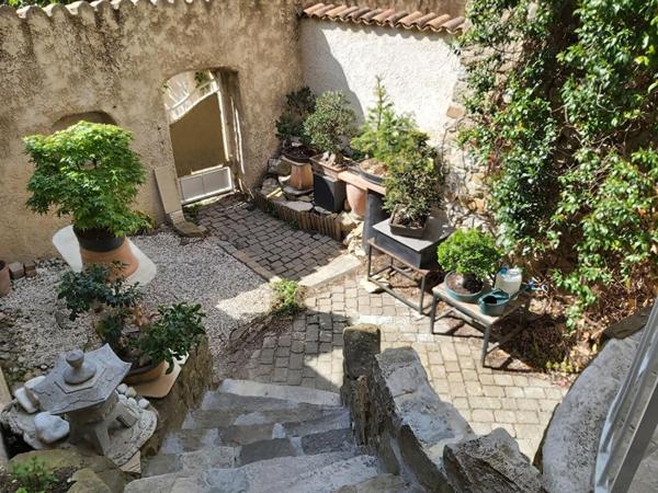 MAISON DE VILLAGE AVEC COUR INTERIEURE ET TERRASSE  7 PIECES (5 CHAMBRES) 160 m²