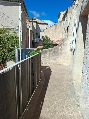 MAISON DE VILLAGE AVEC COUR INTERIEURE ET TERRASSE  7 PIECES (5 CHAMBRES) 160 m²