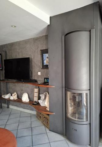 MAISON DE VILLAGE AVEC COUR INTERIEURE ET TERRASSE  7 PIECES (5 CHAMBRES) 160 m²