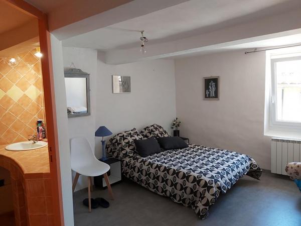 MAISON DE VILLAGE AVEC COUR INTERIEURE ET TERRASSE  7 PIECES (5 CHAMBRES) 160 m²