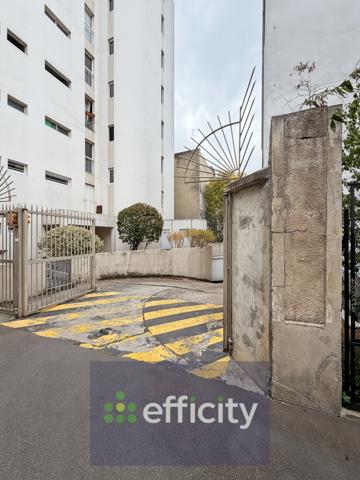 Parking
        
        - 4 m² Exclusivité 19 000 € *