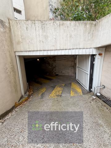 Parking
        
        - 4 m² Exclusivité 19 000 € *