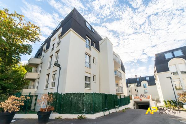 Exclusivité à La Garenne-Colombes : Superbe appartement 5 pièces au dernier étage avec parking et cave 650 000 € **  - Référence  558CLR