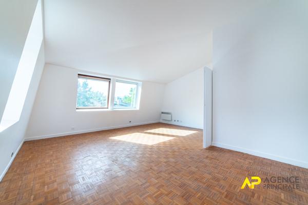 Exclusivité à La Garenne-Colombes : Superbe appartement 5 pièces au dernier étage avec parking et cave 650 000 € **  - Référence  558CLR