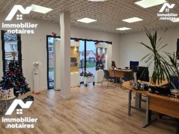 BACQUEVILLE EN CAUX, un immeuble à usage mixte, professionnel et habitation d'environ 184 m².