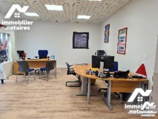 BACQUEVILLE EN CAUX, un immeuble à usage mixte, professionnel et habitation d'environ 184 m².