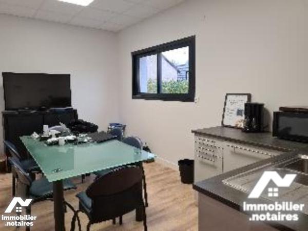 BACQUEVILLE EN CAUX, un immeuble à usage mixte, professionnel et habitation d'environ 184 m².