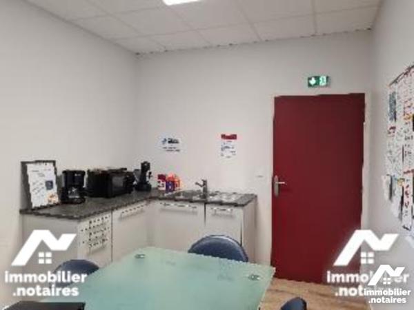 BACQUEVILLE EN CAUX, un immeuble à usage mixte, professionnel et habitation d'environ 184 m².