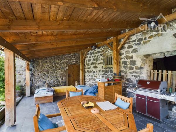 Sur 28 hectares de terres (prés, collines, bois), hameau en pierre, composé de plusieurs bâtiments :