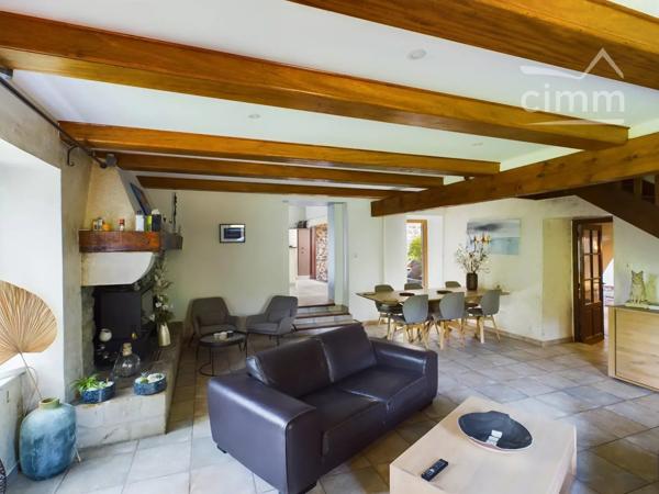 Sur 28 hectares de terres (prés, collines, bois), hameau en pierre, composé de plusieurs bâtiments :