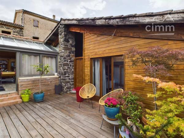 Sur 28 hectares de terres (prés, collines, bois), hameau en pierre, composé de plusieurs bâtiments :