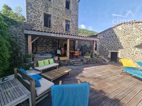 Sur 28 hectares de terres (prés, collines, bois), hameau en pierre, composé de plusieurs bâtiments :