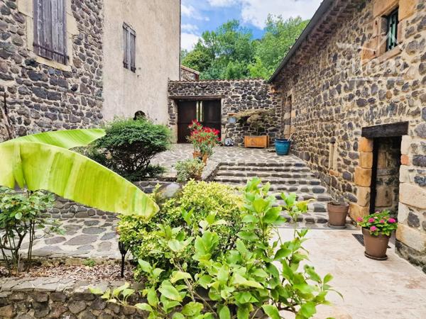Sur 28 hectares de terres (prés, collines, bois), hameau en pierre, composé de plusieurs bâtiments :
