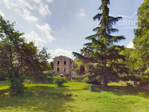 Sur 28 hectares de terres (prés, collines, bois), hameau en pierre, composé de plusieurs bâtiments :