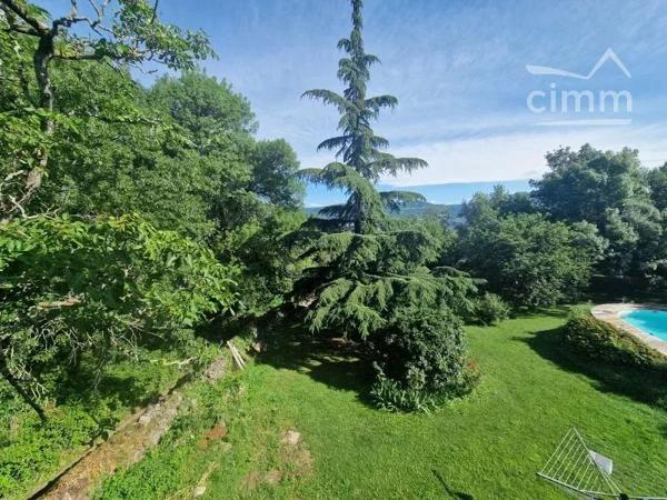 Sur 28 hectares de terres (prés, collines, bois), hameau en pierre, composé de plusieurs bâtiments :