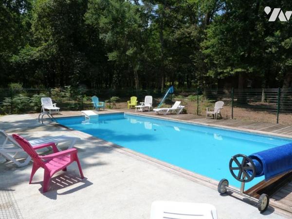 Ensemble immobilier au cœur des bois avec piscine