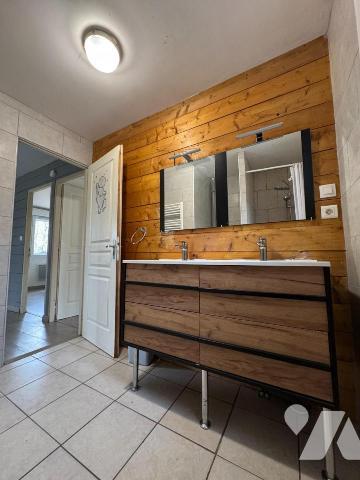 Ensemble immobilier au cœur des bois avec piscine