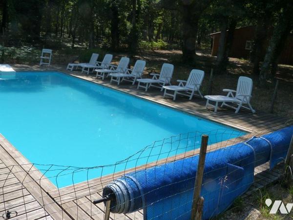 Ensemble immobilier au cœur des bois avec piscine