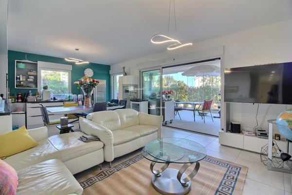 SAINT RAPHAEL / BOULOURIS 3 pièces d'angle 75 m² en rez de jardin de 250 m²