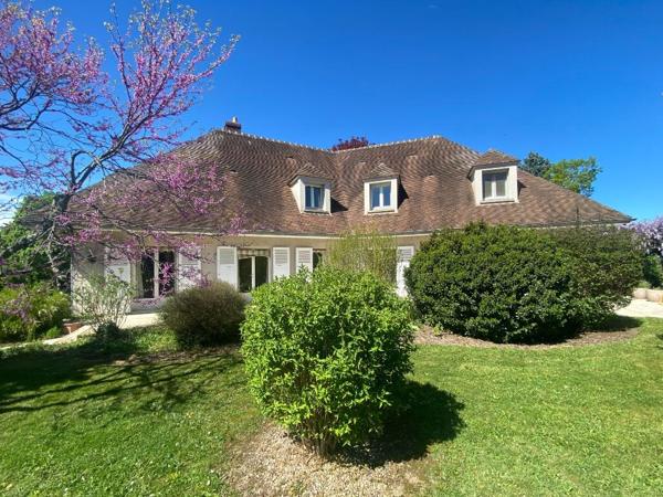 Maison Neris Les Bains 8 pièce(s) 310 m2 habitable + Sous/sol de 244 m² sur terrain clos avec piscine de 2800 m² Neris les bains
