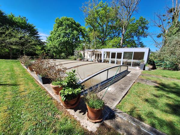 Maison Neris Les Bains 8 pièce(s) 310 m2 habitable + Sous/sol de 244 m² sur terrain clos avec piscine de 2800 m² Neris les bains