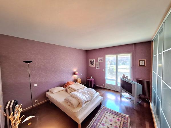 Maison Neris Les Bains 8 pièce(s) 310 m2 habitable + Sous/sol de 244 m² sur terrain clos avec piscine de 2800 m² Neris les bains