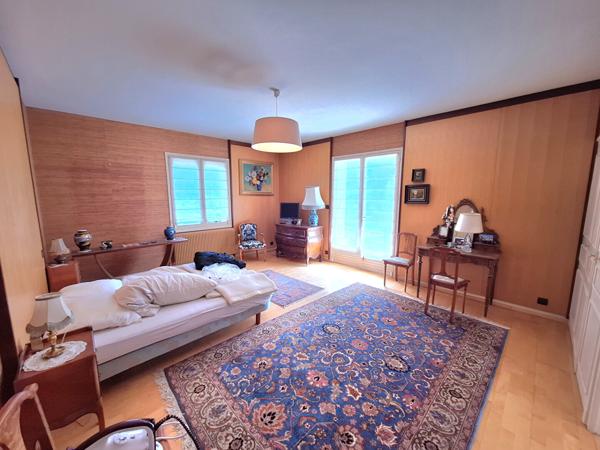 Maison Neris Les Bains 8 pièce(s) 310 m2 habitable + Sous/sol de 244 m² sur terrain clos avec piscine de 2800 m² Neris les bains