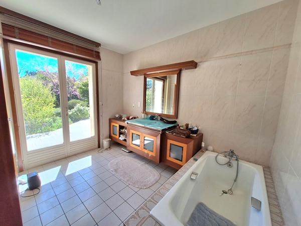 Maison Neris Les Bains 8 pièce(s) 310 m2 habitable + Sous/sol de 244 m² sur terrain clos avec piscine de 2800 m² Neris les bains
