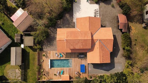À louer meubler à l'année ? Maison de plain-pied de 110 m² avec piscine à Lège-Cap-Ferret