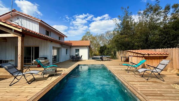 À louer meubler à l'année ? Maison de plain-pied de 110 m² avec piscine à Lège-Cap-Ferret