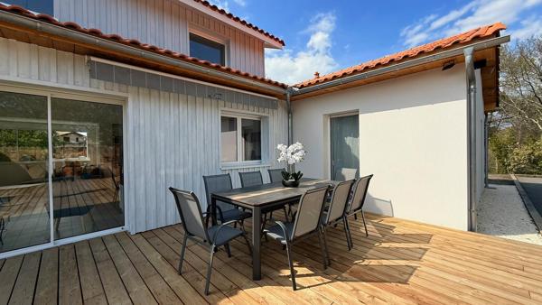 À louer meubler à l'année ? Maison de plain-pied de 110 m² avec piscine à Lège-Cap-Ferret