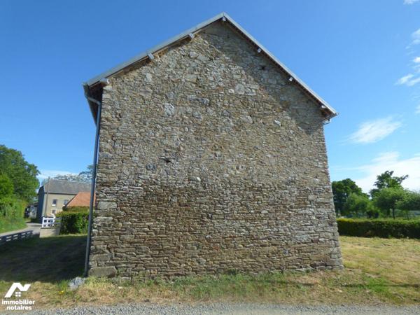 Bâtiment  en pierre, masse et parpaings sous ardoises pouvant être restauré en maison à usage d...