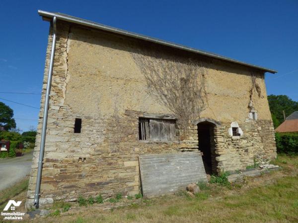 Bâtiment  en pierre, masse et parpaings sous ardoises pouvant être restauré en maison à usage d...