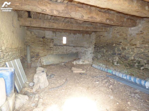 Bâtiment  en pierre, masse et parpaings sous ardoises pouvant être restauré en maison à usage d...