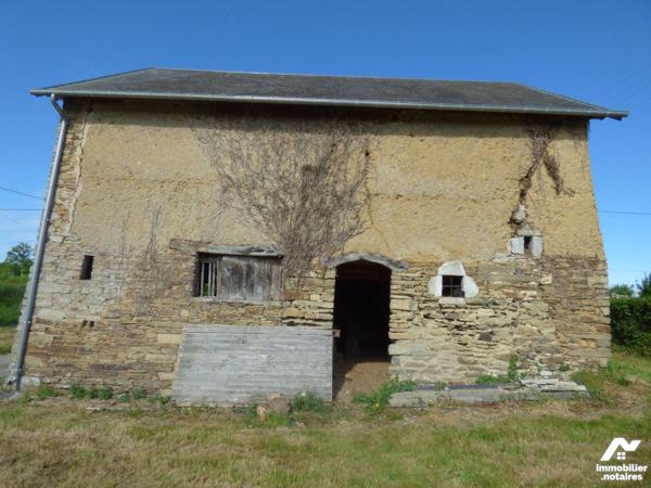 Bâtiment  en pierre, masse et parpaings sous ardoises pouvant être restauré en maison à usage d...