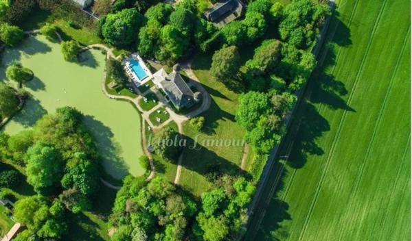 Château XIXe de 1100m2 avec maison de gardien et dépendances