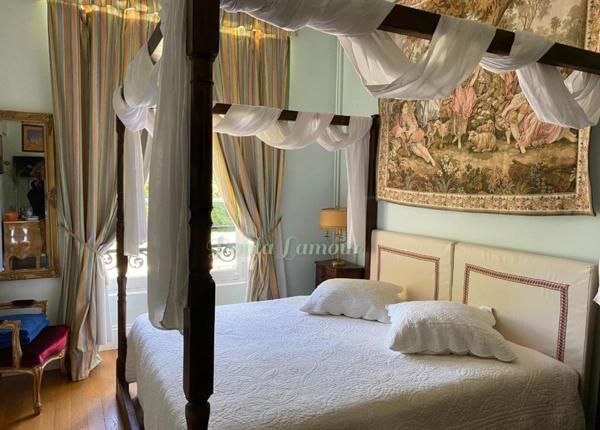 Château XIXe de 1100m2 avec maison de gardien et dépendances